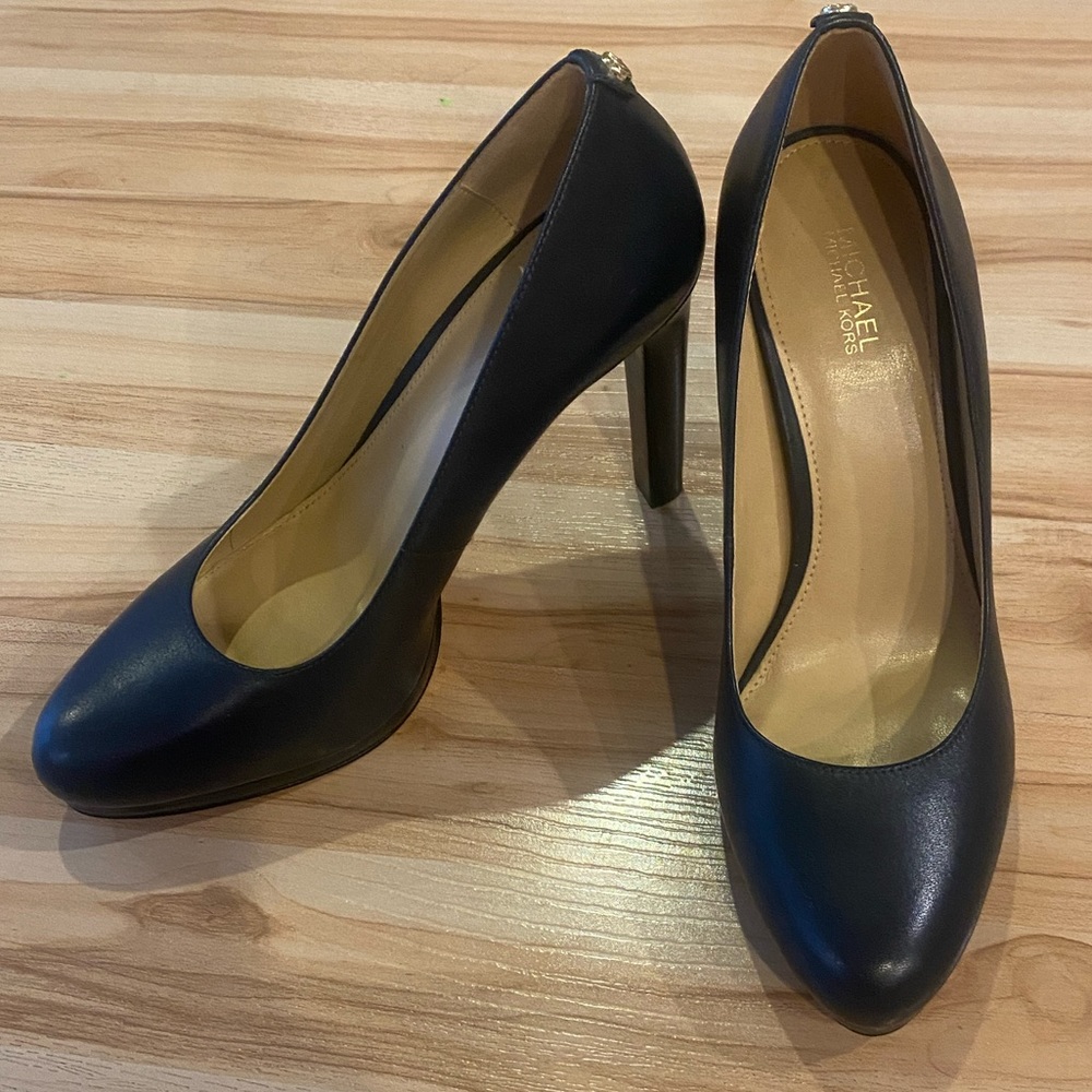 New Navy Michael Kors Pumps Size 7.5.
